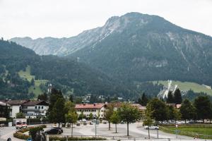 una città di fronte a una montagna con una città di Ferienwohnung Murmeleblick a Oberstdorf