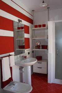 A bathroom at B&B Bricco Fiore