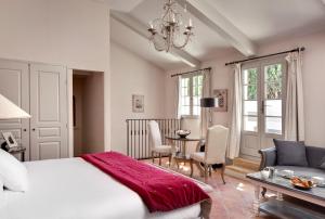 een slaapkamer met een bed en een woonkamer bij Le Domaine Du Colombier in Malataverne