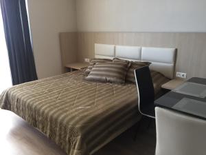 1 dormitorio con 1 cama grande y escritorio en Batumi21 en Batumi
