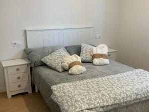Postel nebo postele na pokoji v ubytování SUPER OFERTA VERANO en la playa apartamento pie de playa YELLOW, un lujo, totalmente nuevo, también para tu mascota