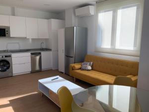 Kuchyň nebo kuchyňský kout v ubytování SUPER OFERTA VERANO en la playa apartamento pie de playa YELLOW, un lujo, totalmente nuevo, también para tu mascota
