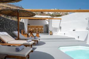 patio con sedie e piscina di Karpimo Suites a Éxo Goniá
