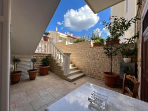 patio ze schodami i doniczkami w obiekcie SOFIA APARTMENTS w Salonikach