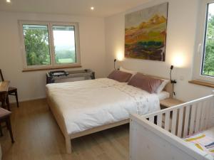 ein Schlafzimmer mit einem großen Bett und einer Treppe in der Unterkunft Ferienwohnung Blick ins Tal in Wangen im Allgäu