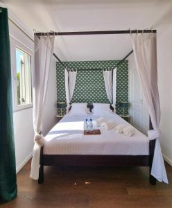 Giường trong phòng chung tại Chalet privatif / suite romantique love balneo