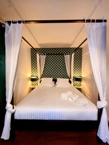 מיטה או מיטות בחדר ב-Chalet privatif / suite romantique love balneo