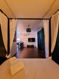 Zdjęcie z galerii obiektu Chalet privatif / suite romantique love balneo w mieście Le Castellet