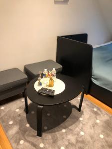 een kamer met een tafel, een stoel en een bed bij Au Marolles chambre Atomium in Brussel