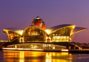 um grande edifício é iluminado à noite em Riviera Hotel em Baku