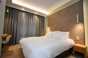 Postel nebo postele na pokoji v ubytování Elena Village Hotel & Suites