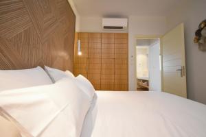 Postel nebo postele na pokoji v ubytování Elena Village Hotel & Suites