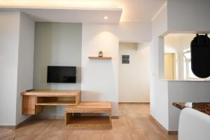 TV a/nebo společenská místnost v ubytování Elena Village Hotel & Suites