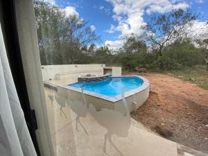 een bad buiten een raam bij Ostrich Hide in Marloth Park +37 foto's