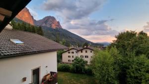 a view of a village with mountains in the background at Schlernwohnung in Seis am Schlern in Siusi