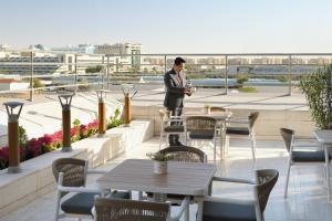 فندق إنتركونتننتال الرياض في الرياض: رجل في بدلة يقف على السطح
