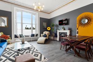 テインマスにあるBeach access, Modern & Spacious 2 bed Apartment By The Sea, free parking, wifi, netflixのテーブルとソファのあるリビングルーム