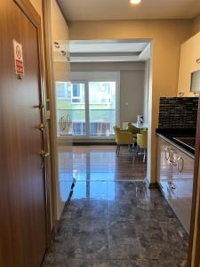 pasillo con cocina y comedor en Ninve Apartments – Istanbul Bakirköy, en Estambul