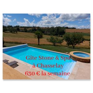 Bazén v ubytování Gite Stone & Spa nebo v jeho okolí