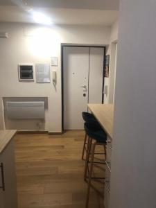 um quarto com uma cozinha com um balcão e uma porta em DomuSumma em Roma