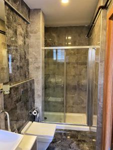 y baño con ducha y lavamanos. en Ninve Apartments – Istanbul Bakirköy, en Estambul