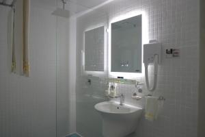 A bathroom at Golden Samarkand Apartments