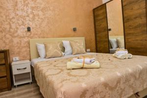 ソコバニャにあるApartmani Milenkovicのベッドルーム1室(ベッド1台、タオル2枚付)