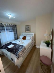 sypialnia z łóżkiem z łabędziem w obiekcie Gated home close to Birmingham City Centre w Birmingham