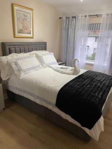 um quarto com uma cama com um cisne em Gated home close to Birmingham City Centre em Birmingham