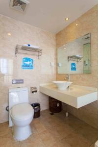 Łazienka z białą toaletą i umywalką w obiekcie 7Days Inn Beijing Bird's Nest Staduim w Pekinie