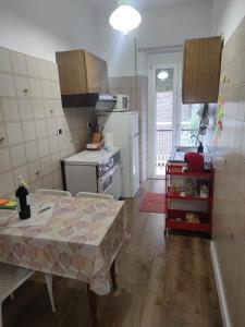 A kitchen or kitchenette at Intero appartamento Centocelle Roma. Affaccio Metro