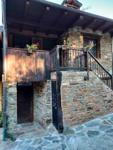 a stone house with a staircase and a door at VUT El Pajariel Ponferrada in Ponferrada