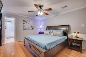 una camera con letto e ventilatore a soffitto di Wild Blue Wonder a Pflugerville