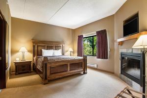 1 dormitorio con cama, TV y chimenea en Chula Vista Condo Unit #2323 en Wisconsin Dells