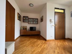 A television and/or entertainment centre at Country house al Toppo