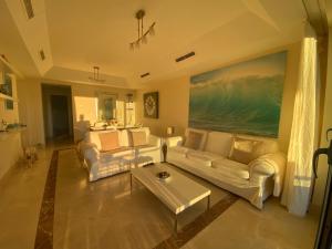 Posedenie v ubytovaní Apartamento con terraza sobre La Marina de Sotogrande