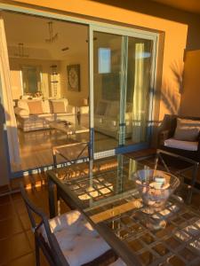 Posedenie v ubytovaní Apartamento con terraza sobre La Marina de Sotogrande