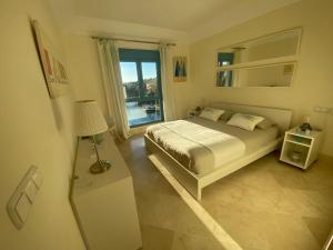 Posteľ alebo postele v izbe v ubytovaní Apartamento con terraza sobre La Marina de Sotogrande