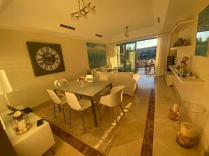 Fotografia z galérie ubytovania Apartamento con terraza sobre La Marina de Sotogrande v destinácii San Roque