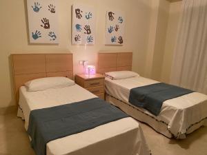 Posteľ alebo postele v izbe v ubytovaní Apartamento con terraza sobre La Marina de Sotogrande