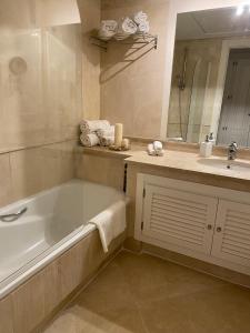 Kúpeľňa v ubytovaní Apartamento con terraza sobre La Marina de Sotogrande + 32 fotografií