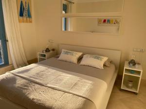 Posteľ alebo postele v izbe v ubytovaní Apartamento con terraza sobre La Marina de Sotogrande