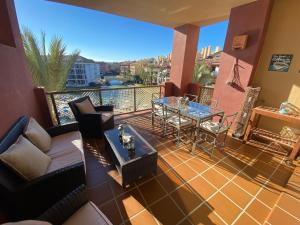 Posedenie v ubytovaní Apartamento con terraza sobre La Marina de Sotogrande