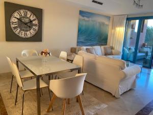Posedenie v ubytovaní Apartamento con terraza sobre La Marina de Sotogrande