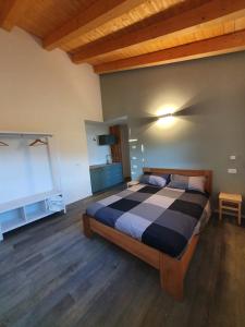1 dormitorio con cama y pantalla de proyección en Agriturismo Budin, en Sgonico