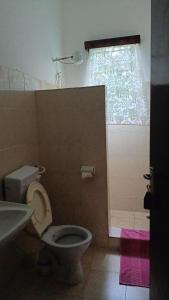 ein Bad mit einem WC und einer Dusche mit einem Fenster in der Unterkunft Makuti Villas Resort in Kilifi