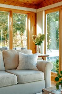 Posezení v ubytování Sunroom on Maple