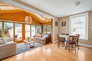 Posezení v ubytování Sunroom on Maple