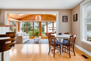 Posezení v ubytování Sunroom on Maple