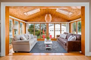 Posezení v ubytování Sunroom on Maple